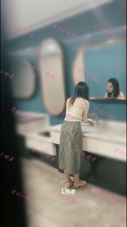 商圈女厕开闪光灯偷拍 ️传媒公司长裙芭蕾舞鞋白领姐姐尿尿 截图10