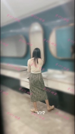 商圈女厕开闪光灯偷拍 ️传媒公司长裙芭蕾舞鞋白领姐姐尿尿 截图11