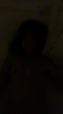 苗条身材眼镜女大生，外表看起来腼腆淑女型，想不到露脸啪啪性爱，太反差了 截图1