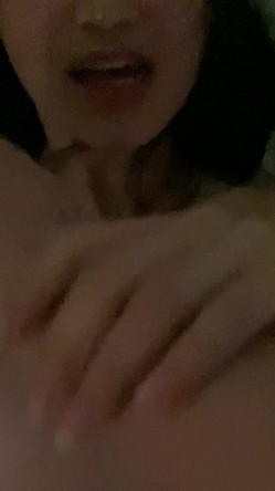 苗条身材眼镜女大生，外表看起来腼腆淑女型，想不到露脸啪啪性爱，太反差了 截图7