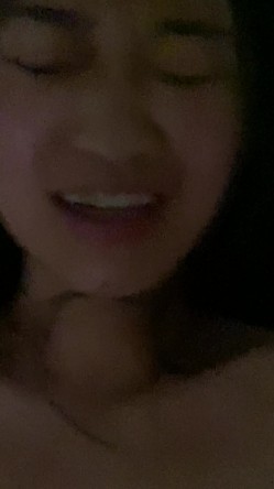 苗条身材眼镜女大生，外表看起来腼腆淑女型，想不到露脸啪啪性爱，太反差了 截图9