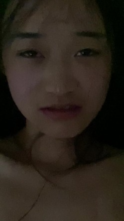 苗条身材眼镜女大生，外表看起来腼腆淑女型，想不到露脸啪啪性爱，太反差了 截图10