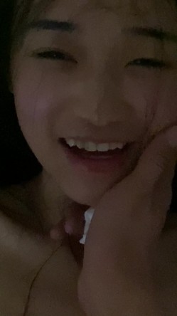 苗条身材眼镜女大生，外表看起来腼腆淑女型，想不到露脸啪啪性爱，太反差了 截图11