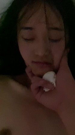 苗条身材眼镜女大生，外表看起来腼腆淑女型，想不到露脸啪啪性爱，太反差了 截图15