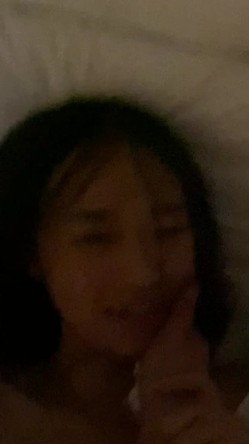 苗条身材眼镜女大生，外表看起来腼腆淑女型，想不到露脸啪啪性爱，太反差了 截图16
