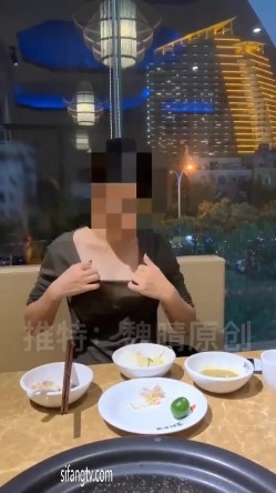 巨乳骚母狗 魏晴 户外超市吃饭露出大奶子，回家被狠狠修理！ 截图2