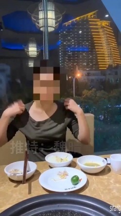 巨乳骚母狗 魏晴 户外超市吃饭露出大奶子，回家被狠狠修理！ 截图3