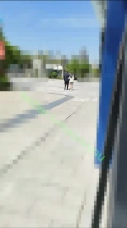 重磅炸弹！万人求档高门槛梦幻联动，顶级绿帽网红大咖联手【绿帽女友+你的大婊姐】私拍，当着男友的面给戴绿帽子 截图1