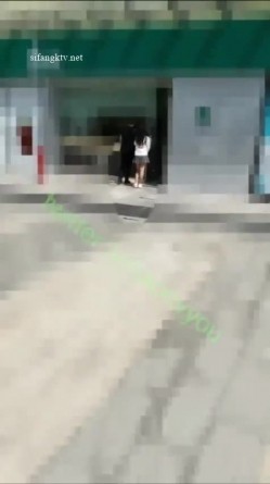 重磅炸弹！万人求档高门槛梦幻联动，顶级绿帽网红大咖联手【绿帽女友+你的大婊姐】私拍，当着男友的面给戴绿帽子 截图9