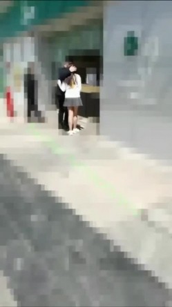 重磅炸弹！万人求档高门槛梦幻联动，顶级绿帽网红大咖联手【绿帽女友+你的大婊姐】私拍，当着男友的面给戴绿帽子 截图10