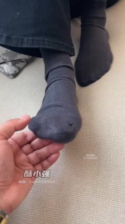 【丝足狂喜】推特28万粉丝国产原创丝袜足交博主「酥小强」付费私拍 线下专约素人模特足交抚摸调情 截图13