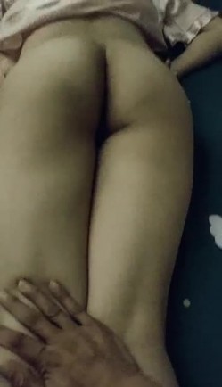 六爷的女人 风骚无比，舔屁眼，吃鸡巴，打着电话后入啪啪响，骚 截图1