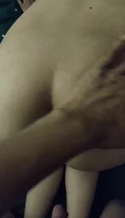 六爷的女人 风骚无比，舔屁眼，吃鸡巴，打着电话后入啪啪响，骚 截图9