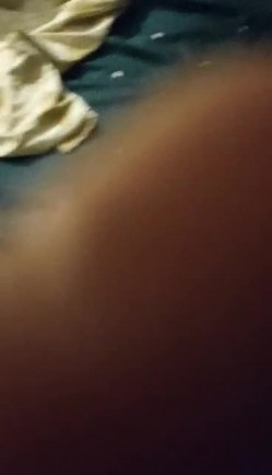 六爷的女人 风骚无比，舔屁眼，吃鸡巴，打着电话后入啪啪响，骚 截图11