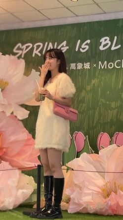 新KingKCD裙底风光 ️开心拍照的小姐姐极品骚白内裤+极品黑丝美腿小姐姐前后CD 截图4