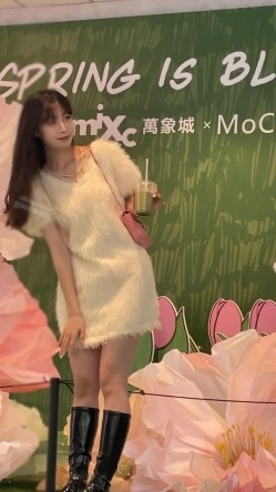 新KingKCD裙底风光 ️开心拍照的小姐姐极品骚白内裤+极品黑丝美腿小姐姐前后CD 截图5