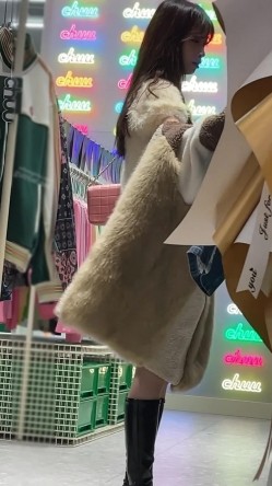 新KingKCD裙底风光 ️开心拍照的小姐姐极品骚白内裤+极品黑丝美腿小姐姐前后CD 截图7