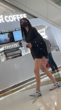 新KingKCD裙底风光 ️开心拍照的小姐姐极品骚白内裤+极品黑丝美腿小姐姐前后CD 截图14