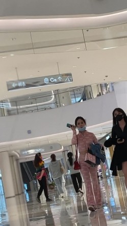 新KingKCD裙底风光 ️开心拍照的小姐姐极品骚白内裤+极品黑丝美腿小姐姐前后CD 截图16