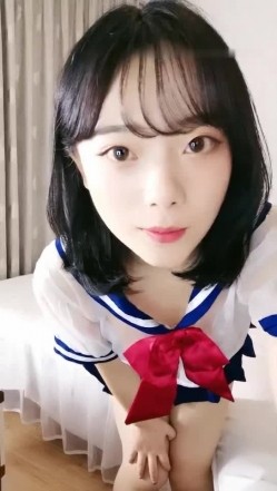 高颜值清纯短发妹子小尺度诱惑 情趣学生透视装椅子上漏奶自慰非常诱人 截图1