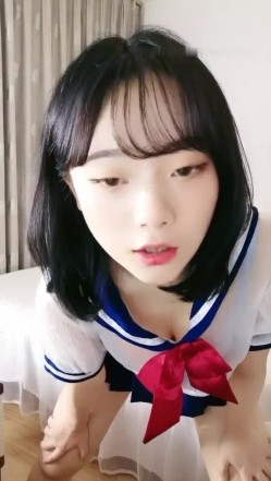 高颜值清纯短发妹子小尺度诱惑 情趣学生透视装椅子上漏奶自慰非常诱人 截图3