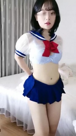 高颜值清纯短发妹子小尺度诱惑 情趣学生透视装椅子上漏奶自慰非常诱人 截图4