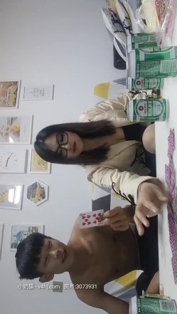 【约啪骚女现场搞】玩牌脱衣玩3P啪啪操 夜店陪酒女极品娃娃脸00后 人称“小周笔畅”豪乳招操 高清源码录制 截图1