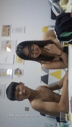 【约啪骚女现场搞】玩牌脱衣玩3P啪啪操 夜店陪酒女极品娃娃脸00后 人称“小周笔畅”豪乳招操 高清源码录制 截图6