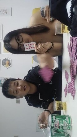 【约啪骚女现场搞】玩牌脱衣玩3P啪啪操 夜店陪酒女极品娃娃脸00后 人称“小周笔畅”豪乳招操 高清源码录制 截图9