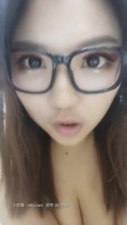 【约啪骚女现场搞】玩牌脱衣玩3P啪啪操 夜店陪酒女极品娃娃脸00后 人称“小周笔畅”豪乳招操 高清源码录制 截图13