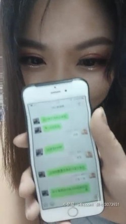 【约啪骚女现场搞】玩牌脱衣玩3P啪啪操 夜店陪酒女极品娃娃脸00后 人称“小周笔畅”豪乳招操 高清源码录制 截图15