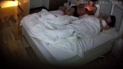 酒店摄像头偷拍 妹子为了礼物身着白裙到酒店和情人约会喝点啤酒助兴 六九互舔趴着后入 截图5