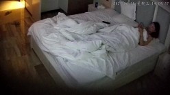 酒店摄像头偷拍 妹子为了礼物身着白裙到酒店和情人约会喝点啤酒助兴 六九互舔趴着后入 截图6