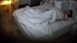 酒店摄像头偷拍 妹子为了礼物身着白裙到酒店和情人约会喝点啤酒助兴 六九互舔趴着后入 截图7