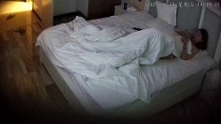 酒店摄像头偷拍 妹子为了礼物身着白裙到酒店和情人约会喝点啤酒助兴 六九互舔趴着后入 截图8