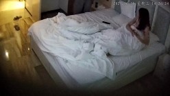 酒店摄像头偷拍 妹子为了礼物身着白裙到酒店和情人约会喝点啤酒助兴 六九互舔趴着后入 截图9