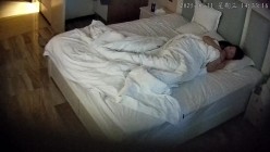 酒店摄像头偷拍 妹子为了礼物身着白裙到酒店和情人约会喝点啤酒助兴 六九互舔趴着后入 截图10