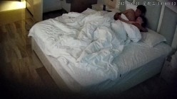 酒店摄像头偷拍 妹子为了礼物身着白裙到酒店和情人约会喝点啤酒助兴 六九互舔趴着后入 截图11