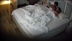 酒店摄像头偷拍 妹子为了礼物身着白裙到酒店和情人约会喝点啤酒助兴 六九互舔趴着后入 截图12