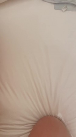广西无毛表妹露脸性爱自拍，各种自慰器束缚跪地，认真吮吸肉棒妙不可言 截图3