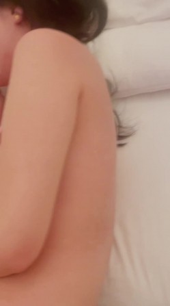 广西无毛表妹露脸性爱自拍，各种自慰器束缚跪地，认真吮吸肉棒妙不可言 截图5