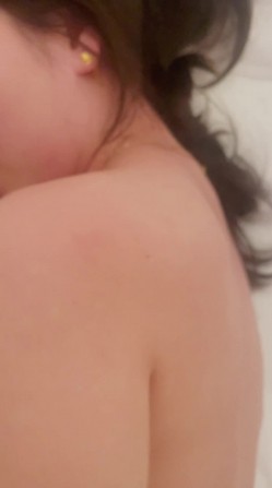 广西无毛表妹露脸性爱自拍，各种自慰器束缚跪地，认真吮吸肉棒妙不可言 截图8
