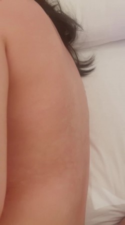 广西无毛表妹露脸性爱自拍，各种自慰器束缚跪地，认真吮吸肉棒妙不可言 截图9