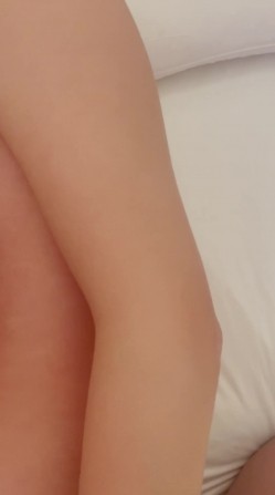 广西无毛表妹露脸性爱自拍，各种自慰器束缚跪地，认真吮吸肉棒妙不可言 截图10