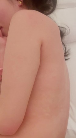 广西无毛表妹露脸性爱自拍，各种自慰器束缚跪地，认真吮吸肉棒妙不可言 截图13