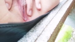 黑色短裙，河边散步的小妹妹：我刚从家里自慰出来，好寂寞啊洗了个澡，内内都还没有穿，哦哦哦要尿啦尿 截图6