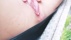 黑色短裙，河边散步的小妹妹：我刚从家里自慰出来，好寂寞啊洗了个澡，内内都还没有穿，哦哦哦要尿啦尿 截图7