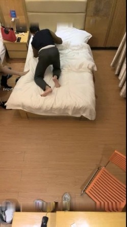 零零后小哥酒店空调机偷放摄像头找了个颜值不错的小姐偷拍趁着小姐洗澡偷偷调角度 截图1