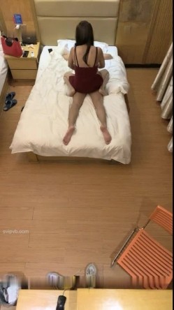 零零后小哥酒店空调机偷放摄像头找了个颜值不错的小姐偷拍趁着小姐洗澡偷偷调角度 截图2