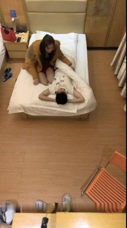零零后小哥酒店空调机偷放摄像头找了个颜值不错的小姐偷拍趁着小姐洗澡偷偷调角度 截图4